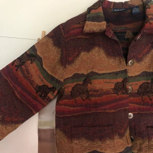 Jacka med tryck - Jättefin jacka med tryck av hästar och berg. Två framfickor, knappar. Hyfsat tunn så passar perfekt nu framåt sommaren. Lite baggy/oversized.   Möts gärna upp i göteborg eller falkenberg!