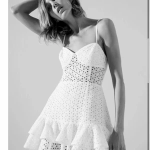 Zara klänning  - Säljer denna fina klänning, endast andvänd en gång!! Så fin till sommaren, student, skolavslutning eller konfirmeration❤️ 