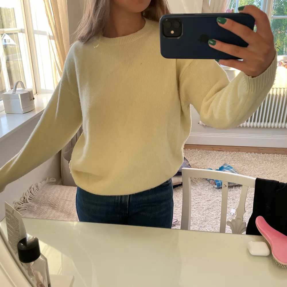 Säljer en jättefin cashmere tröja från Zara! Nypris var 1000kr. Den är mer gul i verkligheten än på bilderna och den är lite nopprig därav priset! 💕💕. Stickat.