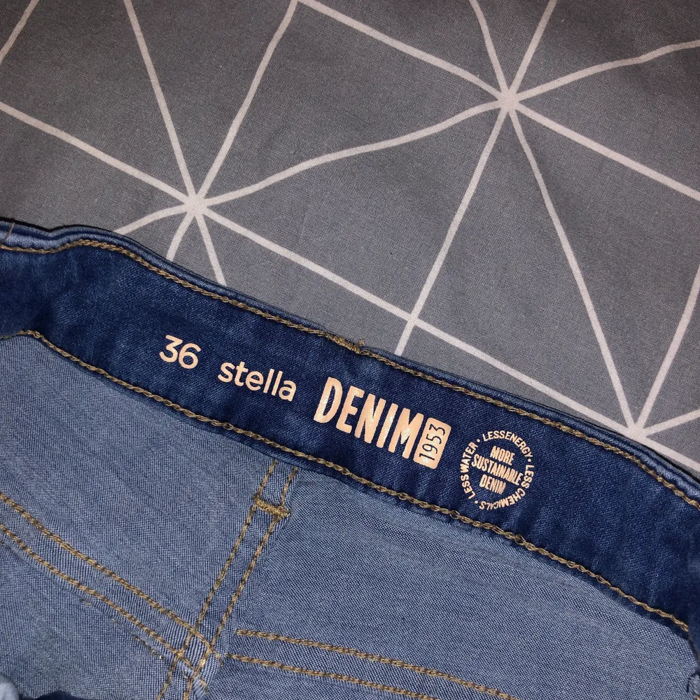 Jeans storlek 36. De är verkligen perfekta. Använt några gånger . Jeans & Byxor.