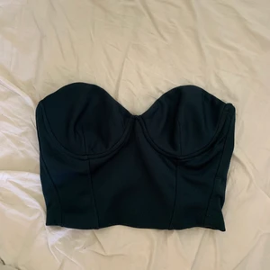 Korsett topp zara - Grön korsettopp från zara, använd 2 gånger så i ett superbra skick. Köparen står för frakten💗