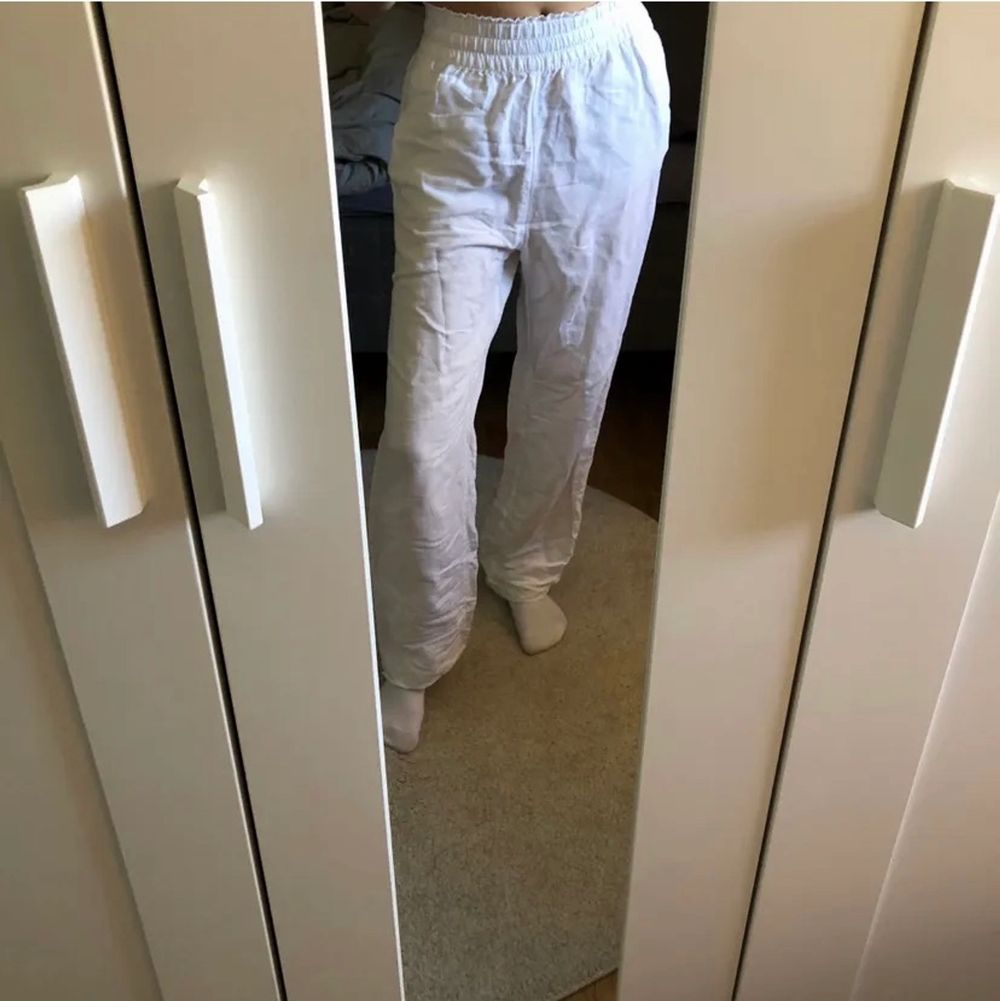 Säljer mina fina linne byxor som jag köpte här på Plick den är lite långa för mig som är 158! Så måste sälja!❤️(lånade bilder från hon jag köpte av). Jeans & Byxor.