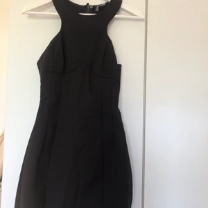 Klänning - Svart klänning från hm köpt secondhand. Jag har aldrig använt den och tycker den verkar sparsamt använd innan jag köpte den. Halvöppen rygg med dubbla dragkedjor för att stänga. 