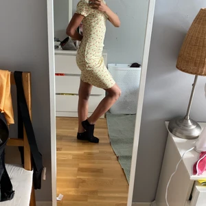 Från Lindex och om ni vill ha fler bilder så skriv - Gul klänning med rosa små blommor på storlek 158/164 eller SX slutar lite ovanför knäskålen 