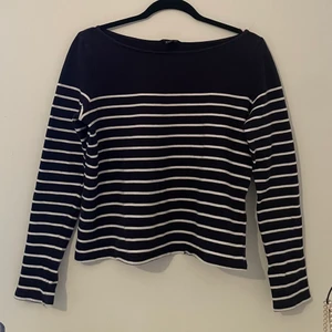 Randig tröja  - Säljer denna randiga tröjan☺️💫Köpte den på Sellpy men den är från H&M, jag har enbart använt den 1 gång. Själva öppningen vid axlarna är ganska bred, 59kr+51kr spårbar frakt🤍