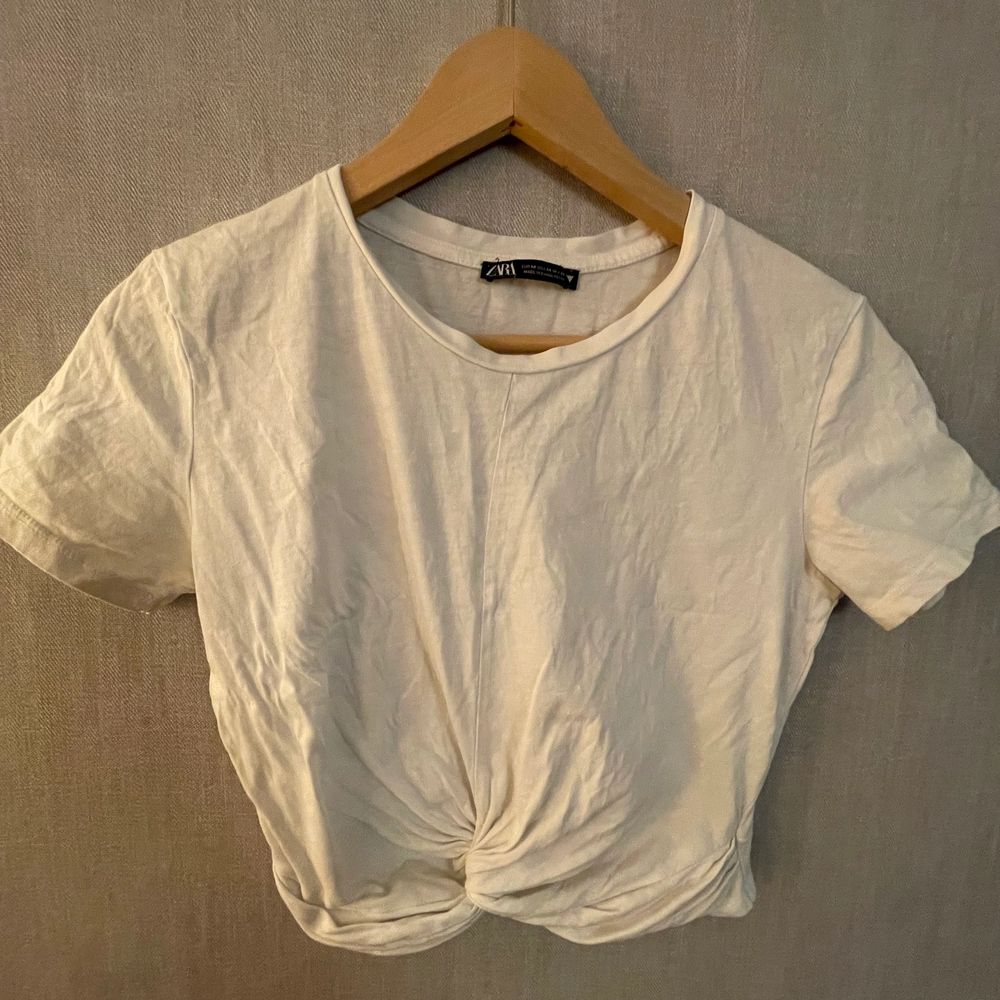 Super fin topp ifrån zara! Den är använd typ 5 ggr! Inga skador! Är i storlek M men den är liten i storleken så den passar XXS/XS/S/M! Köpte för 89kr säljer för 35kr + frakt! Kom privat för intresse, frågor eller köp!😍. Toppar.