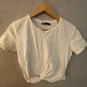 Vit Zara topp - Super fin topp ifrån zara! Den är använd typ 5 ggr! Inga skador! Är i storlek M men den är liten i storleken så den passar XXS/XS/S/M! Köpte för 89kr säljer för 35kr + frakt! Kom privat för intresse, frågor eller köp!😍