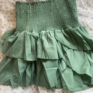 Neo noir kjol  - Jättegullig kjol från Neo noir, man kan även ha den som topp. Jättefina fräg bild nr är mer rättvis ang färg. Tror jag aldrig har användt.  <33 Köpte för 449kr 