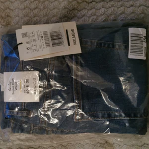 Oöppnade pull and bear jeans - Hej, tjejen köpte jeans som var för små så hon har inte ens öppnat plasten 🤷‍♀️ Dom är bokstavligen nya ✨