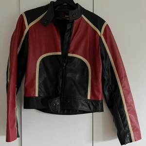 Skinnjacka biker - Vintage bikerjacka.  Strl L.  Ganska oversized  Säljs i befintligt skick. 