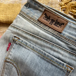 Levis 471 - I ljus blå/grå! W.30, säljes pga för stora för mig.