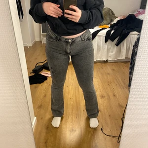 Lågmidjade gråa jeans  - Gråa lågmidjade jeans som är i nyskick, beställde hem dem för inte alls länge sen men det är inte riktigt min stil. Så nu säljs de! Endast använda två gånger, så som nya! Jag är 1.60 lång, skriv gärna fler frågor om det är något som du undrar över💕
