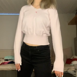 CHERVO tröja storlek M - Nästan oandvänd långärmad tröja. Jättefin och skön. Jag tycker den är lite kort i magen där av säljer ja den 