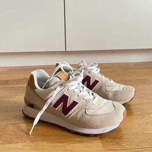 New Balance 574, strl 38,5 - Använda 2 ggr.  Köpta på Arket för 1100kr. 