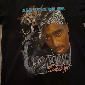 2pac T-shirt - Säljer min 2pac T-shirt i storlek M som är ifrån märket Mistee Tee. Jätte snygg och bra passform. Den är i jättebra skick (inga fläckar,hål osv). Använder den tyvärr inte längre…graphic t-shirts är väldigt populärt just nu och därför säljer jag den. 