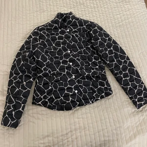 Puffer jacka  - Säljer min tunna pufferjacka med giraff mönster 🤩🤎 Har köpt den från Gina tricot i storlek 40 🤩 Den är perfekt nu när det inte är så kallt längre ☺️ Säljer den för 150kr + frakt; kan mötas upp i Örebro 🤎 Dm för mer info/bilder ☺️