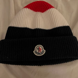 Moncler mösss (använd en gång) - Hejsan! Säljer nu min Moncler mössa då jag inte tycker jag passade i den. Nypris 2300kr