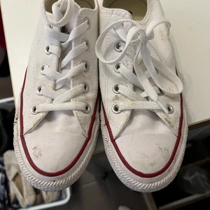 Convers skor - Ett par jättefina convers i bra skick. Lite smutsiga men går säkert att tvätta. Säljer på grund av att dom har blivit för små.💕