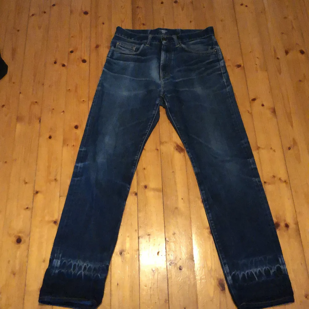 Ett par vintage straightfit jeans från carhartt. Bra skick men några smårivningar och synlig tvättskada. Skriv i kommentarerna om du har några frågor och skicka meddelande om du vill ha fler bilder😁 Köparen står för frakt.. Jeans & Byxor.