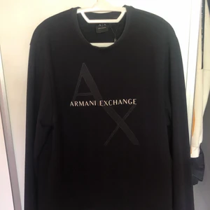 Armani tröja - En svart Armani sweatshirt som jag har använt ett par gånger. Men är i bra skick😁 (699kr inklusive frakt)