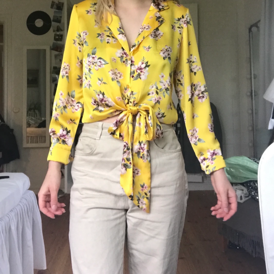 Gul mönstrad blus i storlek S