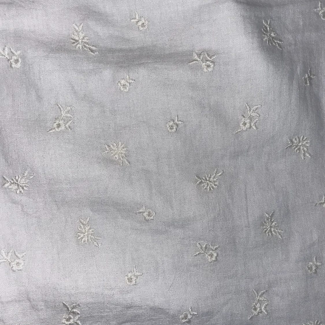 Vit somrig klänning med broderade blommor  - 91