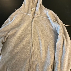 Soft Goat hoodie  - Säljer min knappt använda kashmir hoodie från soft goat i storlek L, men denna passar precis lika bra som storlek M, köpt för 2299kr på softgoat Hemsidan