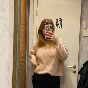 Dividend hm rosa stickad tröja - En fin stickad tröja från hm, Divided. Den är mer rosa i verkligheten, dens lutar precis vid byxkanten och är jättemysig, storlek M men skulle snarare säga S. Köparen står för frakt.