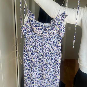 Nelly x glamorus  - Jättefin klänning från Nelly x glamorus. Köpt förra sommaren men endast använd en gång. I storlek s. I helt nyskick. 