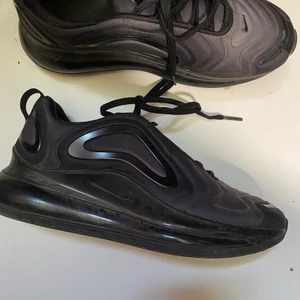 Nike 720 - As snygga och unika nike 720, dom är verkligen superfina. Men inte min stil riktigt, så dom står bara på hyllan. Använt fåtal gånger Storlek 39 men skulle säga att det är 38