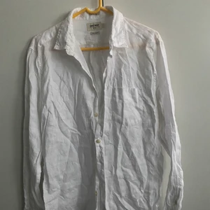 Linne skjorta  - Skrynklig för den har legat nerpackad. PM för frågor! 