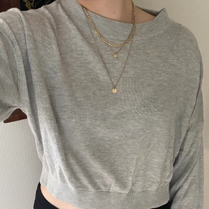 Grå tröja - Storlek L men passar mig som är både S och M. Tröjan har inga skador. Kontakta mig vid köp💕