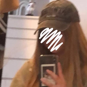 Keps - Jättefin grå keps, som det står ”New York” på.💞