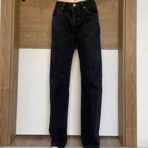 Baggy Levi’s jeans - Svarta baggy Levi’s jeans köpta på secondhand💛 har haft på mig få gånger så vill gärna sälja de, de är lite förstora i midian för mig 💕 Priset kan diskuteras & frakten varierar💗 Kontekta om mer bilder eller info ✨