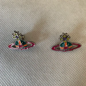 Vivienne Westwood Örhänge - Kolla min samlade annons för mer info Inte äkta  Kör budgivning för att få sålt på mina sista halsband/örhängen/armband