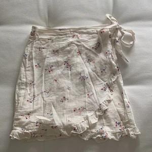 Omlottkjol XS - Säljer denna somriga kjol då den ej kommer till användning längre. Superfint skick. Strl 34, XS. Säljer för 100kr🌸🌸