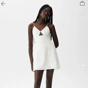 Klänning - En superfin sommarklänning från Pull and bear i nyskick och aldrig använd. jag är 163 och det här är i storlek S och den sitter som på bilden fast på mig💓 Frakten kan ändras