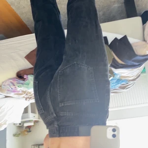 Baggy mom jeans från Gina tricot  - Svarta mom jeans, köpta på Gina för 599kr. Sparsamt använda ☺️ storlek 36