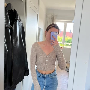 Kort beige ullkofta - Jättefin kort beige ullkofta i 100 % ull! Stickad men jättemjuk i en fin croppad modell! 
