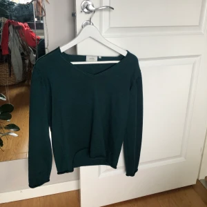 Tröja  - Mörkgrön stickad tröja som är helt oanvänd. Hör av er vid intresse eller frågor<3 