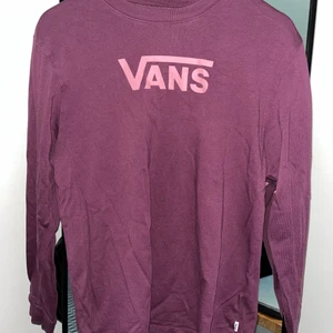 Vans tröja stl M - Knappt använd långärmad Vans tröja i storlek M, köptes från junkyard för något år sedan men har aldrig riktigt passat mig så därav säljs den nu. 