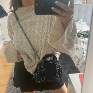 Overzize tröja!  - Säljer denna fina oversizade stickade tröjan! Så fin att ha över en kjol på sommaren. Den är i storlek L men fungerar som oversize till både xs, S och M! Tröjan finns inte kvar i butik. Pris kan alltid diskuteras, köparen betalar frakt 💕💕