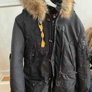 Parajumper - Dags sälja min fina Parajumper storlek M. Hel och fin inga skador på den.