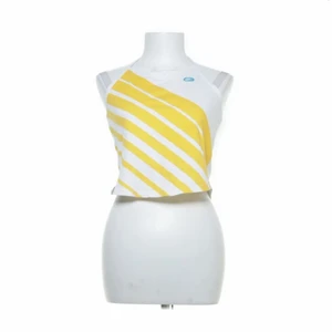 Halterneck topp - Super cool halterneck topp från nike! Köpt på sellpy. Säljer då den ej passar på mig med stor byst. 💛 Barnstorlek men skulle säga attt den passar xs-m 