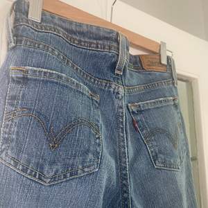 levis jeans köpta second hand som tyvärr aldrig kommit till användning, det står ingen storlek i men jag bruksr vabligtvis ha xs/s