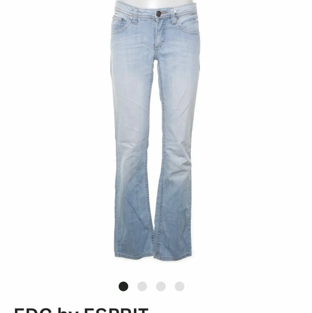 Sjukt snygga jeans i super skick, på mig som är ca 163-165 cm så sitter de prima på längden! Måtten finns på den tredje bilden . Jeans & Byxor.