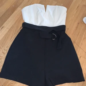 Byxdress från TALLY WEIJL storlek S  - Älskar denna dress men passar tyvärr inte längre. byxdress men kostym material, finnt skärp. 