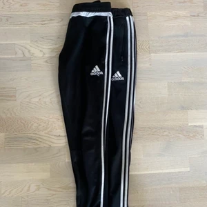 Adidas byxor - Säljer mina två Adidasbyxor i strl S, du får båda på köpet då dom inte kommer till användning längre 🌸  köpta för 399kr vardera, du får båda för 100kr. Väl använda, därför lågt pris💗 kan mötas upp i sthlm eller fraktas💗 (funkar för män o kvinnor)