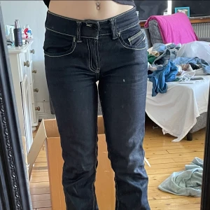 Diesel Lågmidjade Jeans - Lågmidjade utsvänga jeans som har bra passform, men de är tyvärr för långa för mig som är 155. Skriv för fler bilder eller frågor 💗
