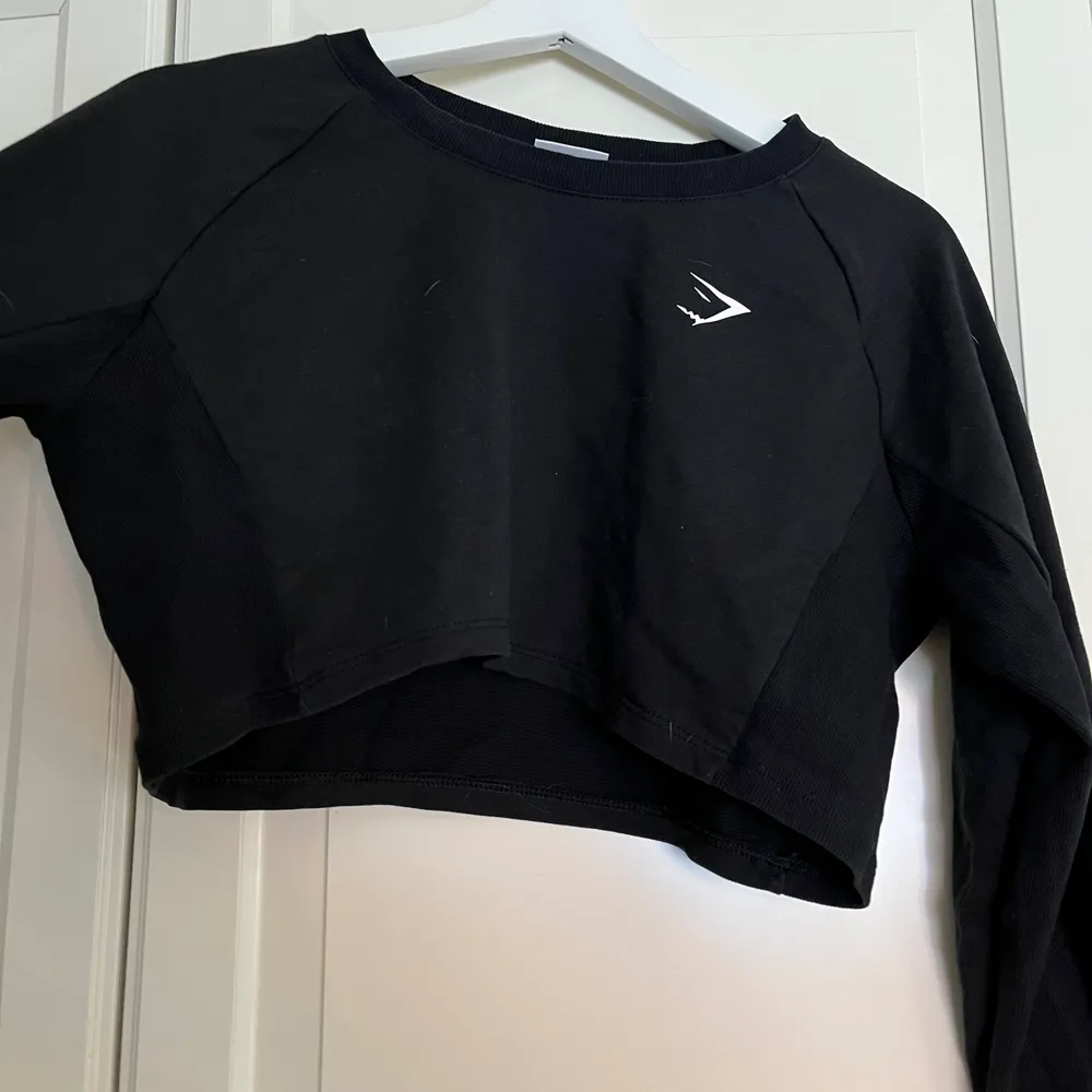 Säljer min svarta supersköna & supersnygga sweatshirt från gymshark. Perfekt på träningen elr t vardags.  Nypris 399:- Köparen står för frakten 🤍. Hoodies.